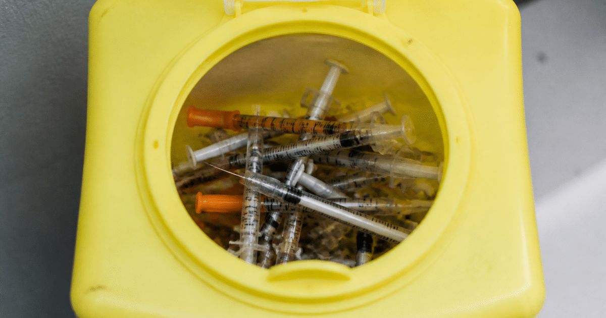 Aiguilles usagees placees dans un conteneur de collecte specialise