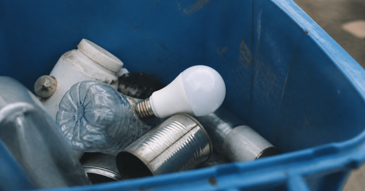 Ampoule LED posee dans bac recyclage selectif dedié