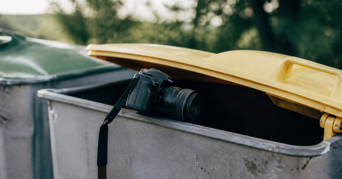 Appareil photo pose sur bac recyclage metal ouvert