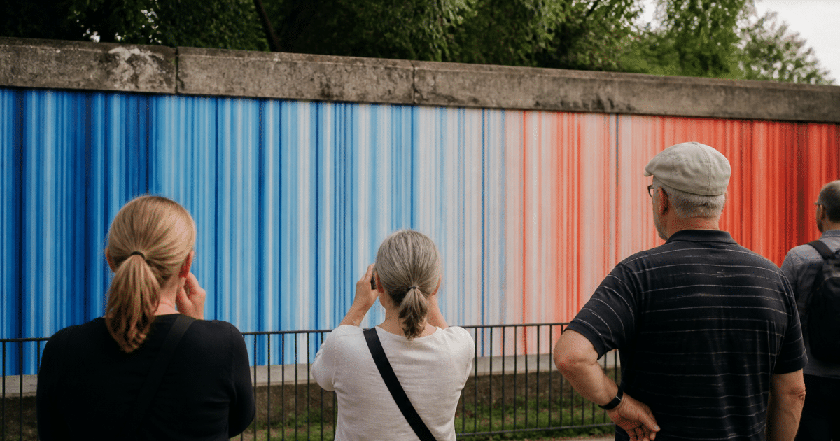 Bandes colorées affichées verticalement montrant progression du changement climatique