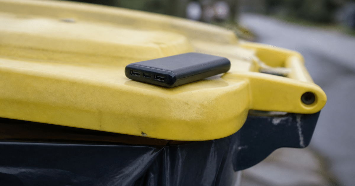 Batterie externe posee sur bac de recyclage ouvert