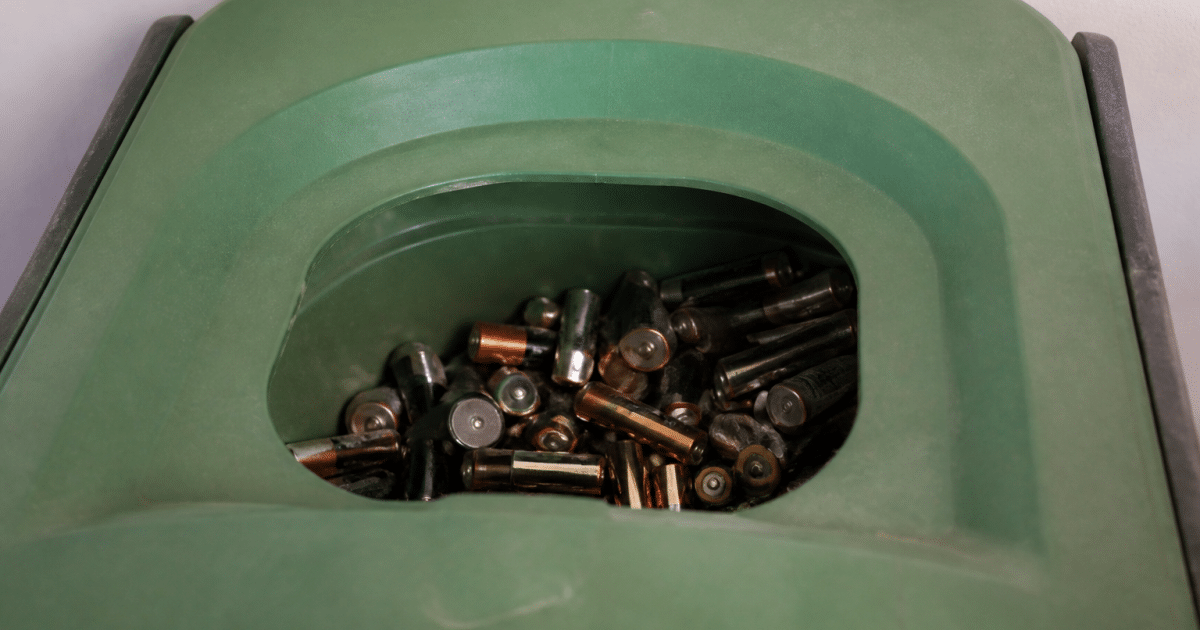 Batteries usagees posees dans bac recyclage dedique