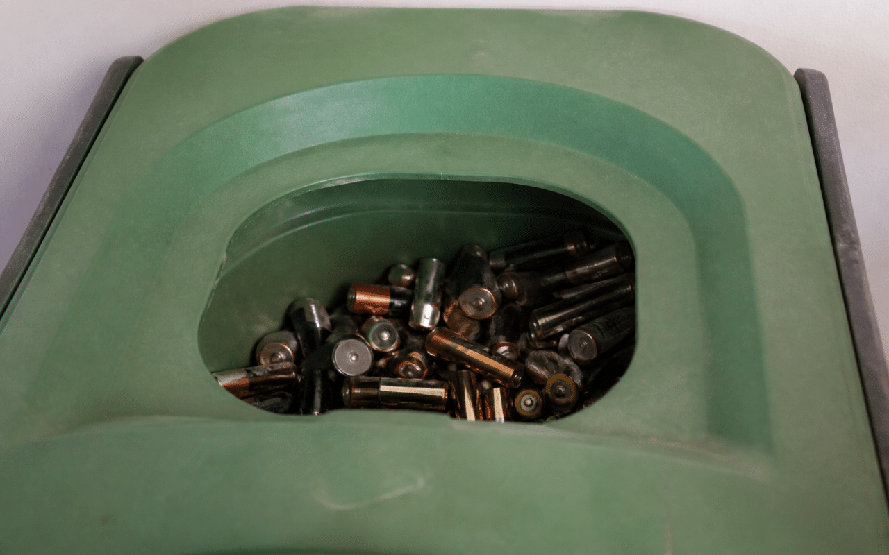 Batteries usagees posees dans bac recyclage dedique