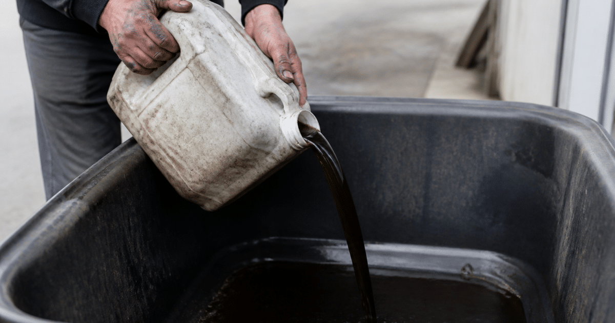 Bidon d'huile usee verse dans bac recyclage special