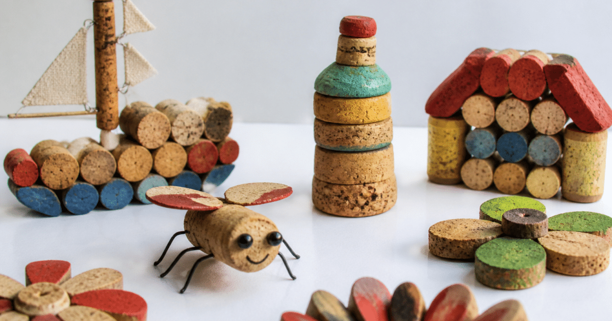 Bouchons de liege arranges en creations artisanales colorees sur surface blanche