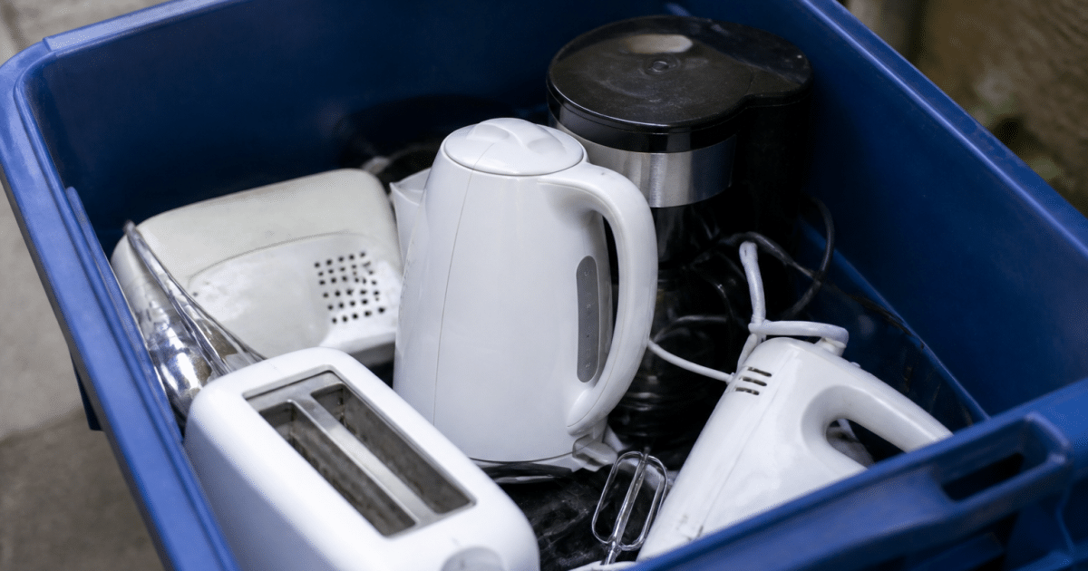 Bouilloire posee dans bac recyclage avec autres appareils
