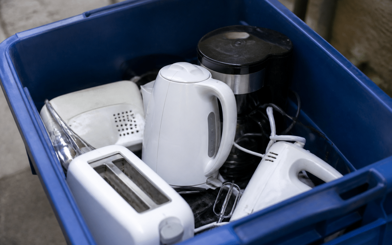 Bouilloire posee dans bac recyclage avec autres appareils
