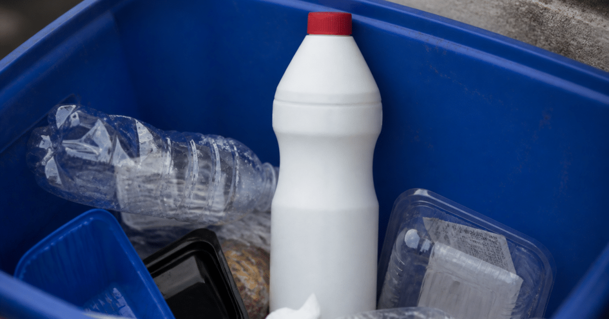 Bouteille plastique insecticide posee verticalement dans bac recyclage