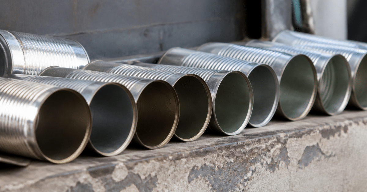 Cylindres metalliques vides alignes horizontalement prets au recyclage