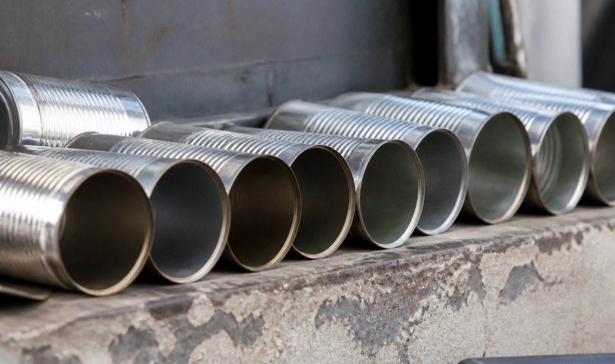Cylindres metalliques vides alignes horizontalement prets au recyclage