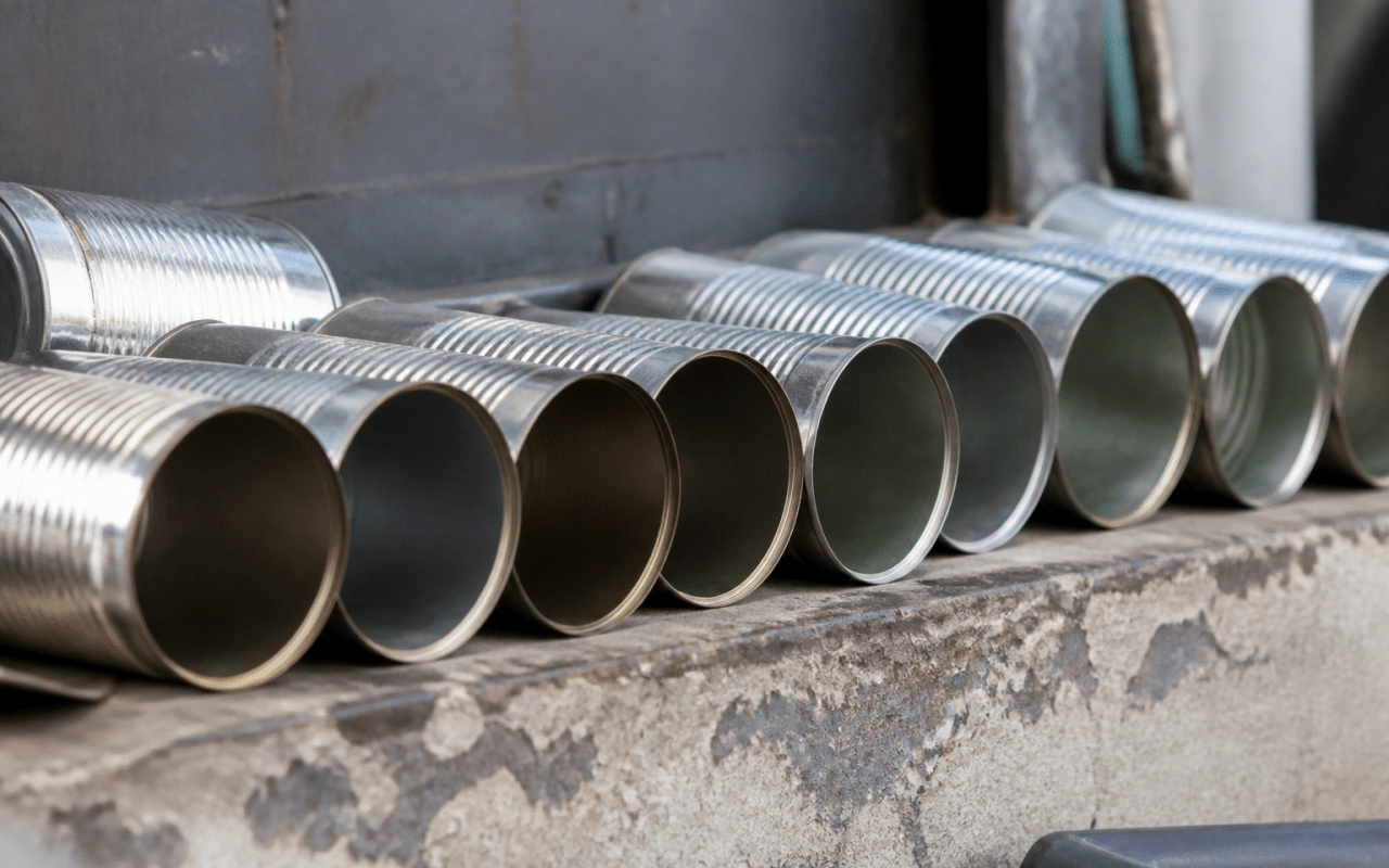 Cylindres metalliques vides alignes horizontalement prets au recyclage