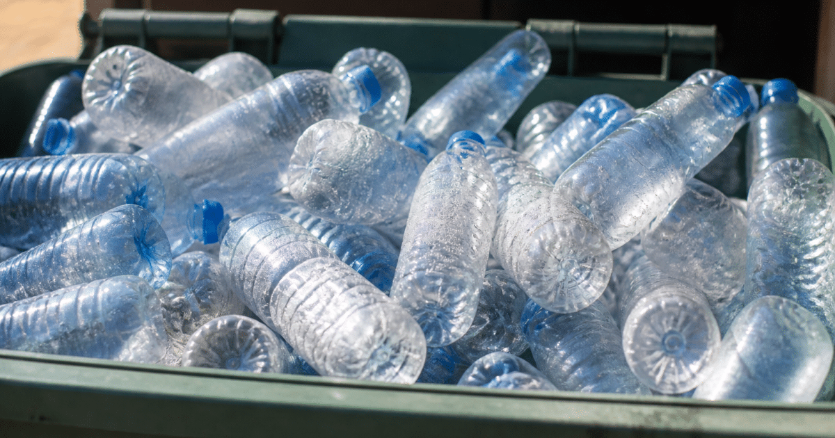 Bouteilles plastiques empilees dans bac collection separation dechets
