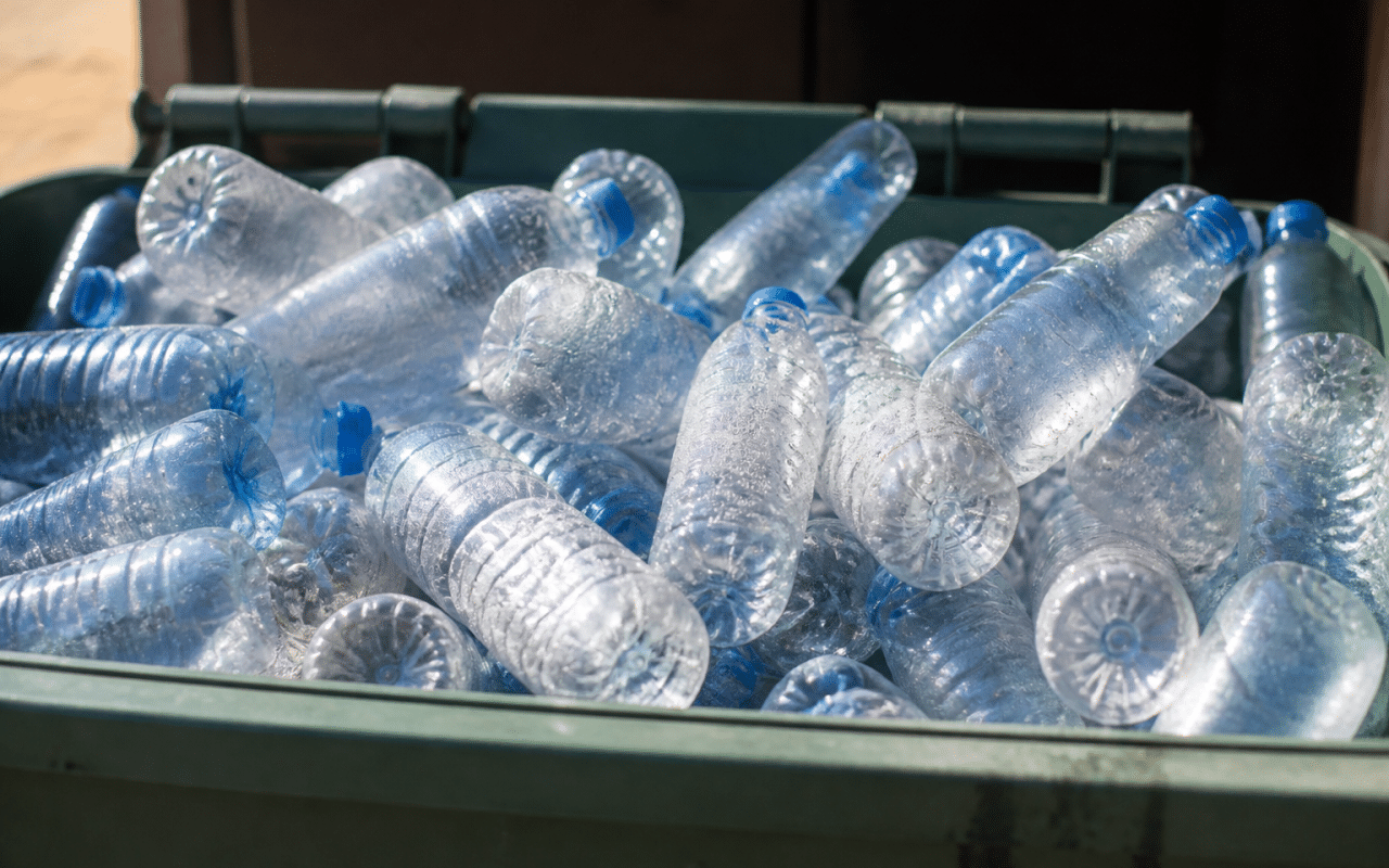 Bouteilles plastiques empilees dans bac collection separation dechets