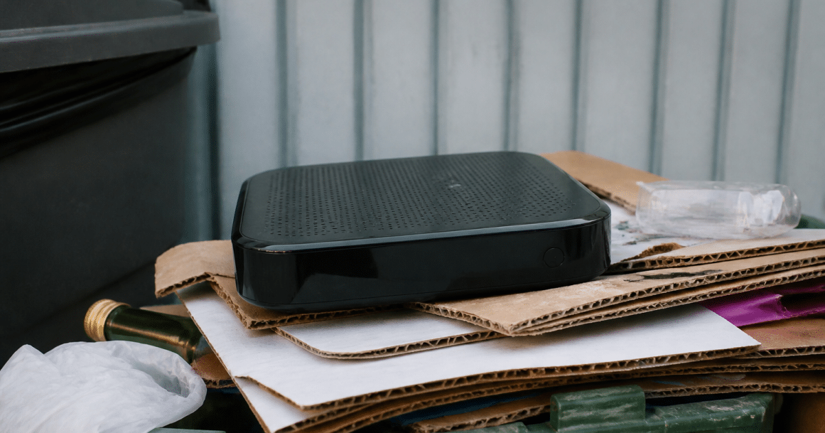 Boite internet posee sur pile de dechets recyclables