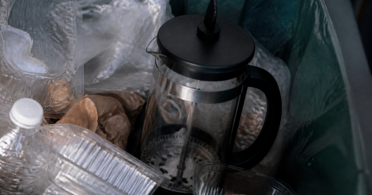 Cafetiere posee dans bac recyclage avec dechets triables