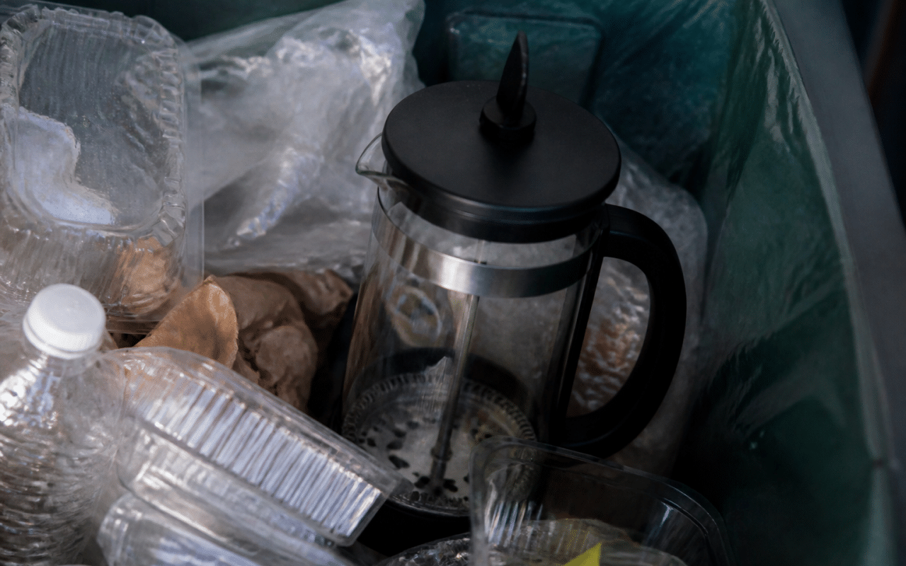 Cafetiere posee dans bac recyclage avec dechets triables