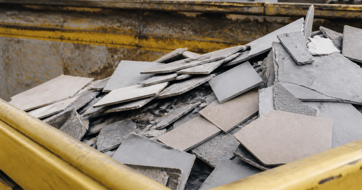 Carrelage casse empile dans bac recyclage municipal