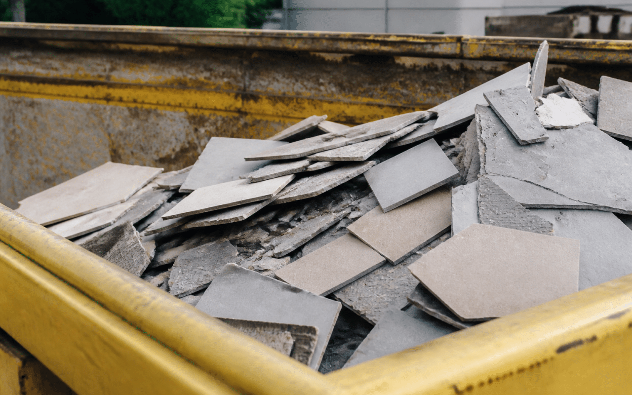 Carrelage casse empile dans bac recyclage municipal