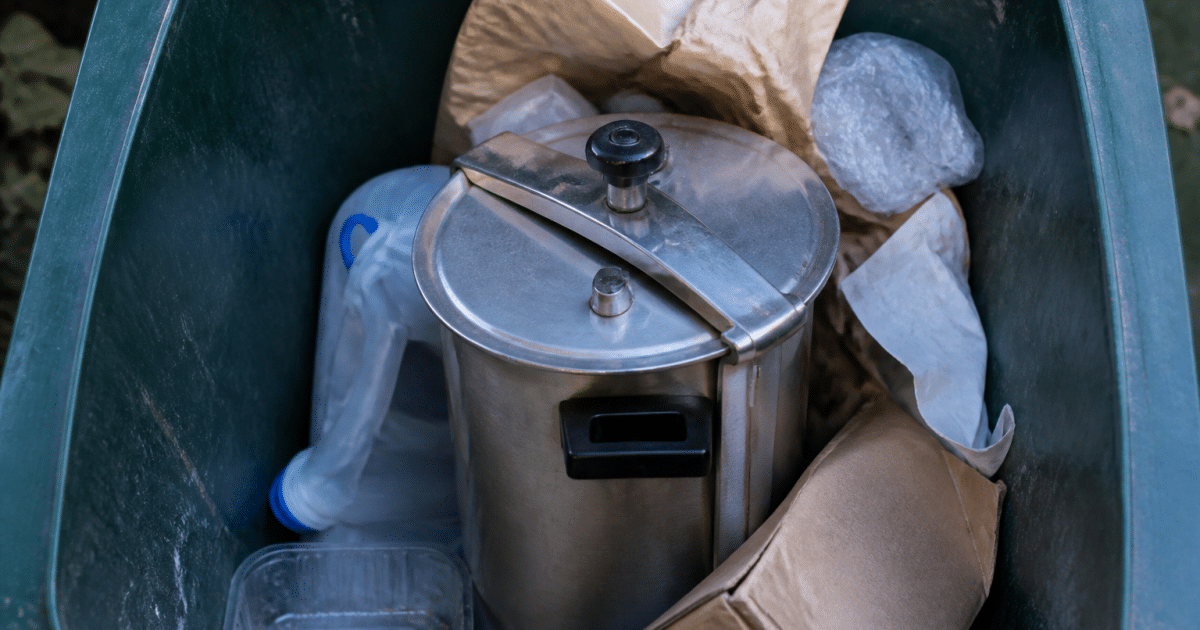 Cocotte minute posee verticalement dans bac recyclage dechets