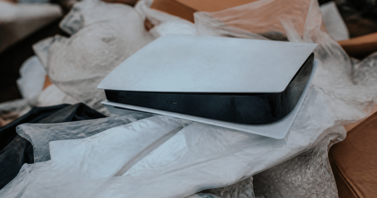 Console de jeux posee sur tas de dechets recyclables