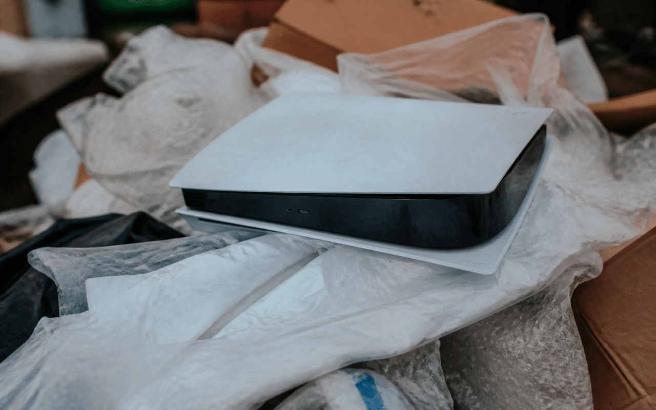 Console de jeux posee sur tas de dechets recyclables