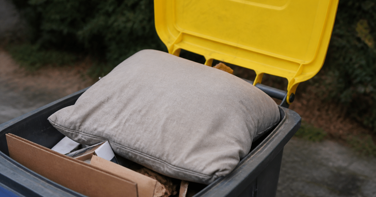 Coussin usé posé dans bac recyclage ouvert