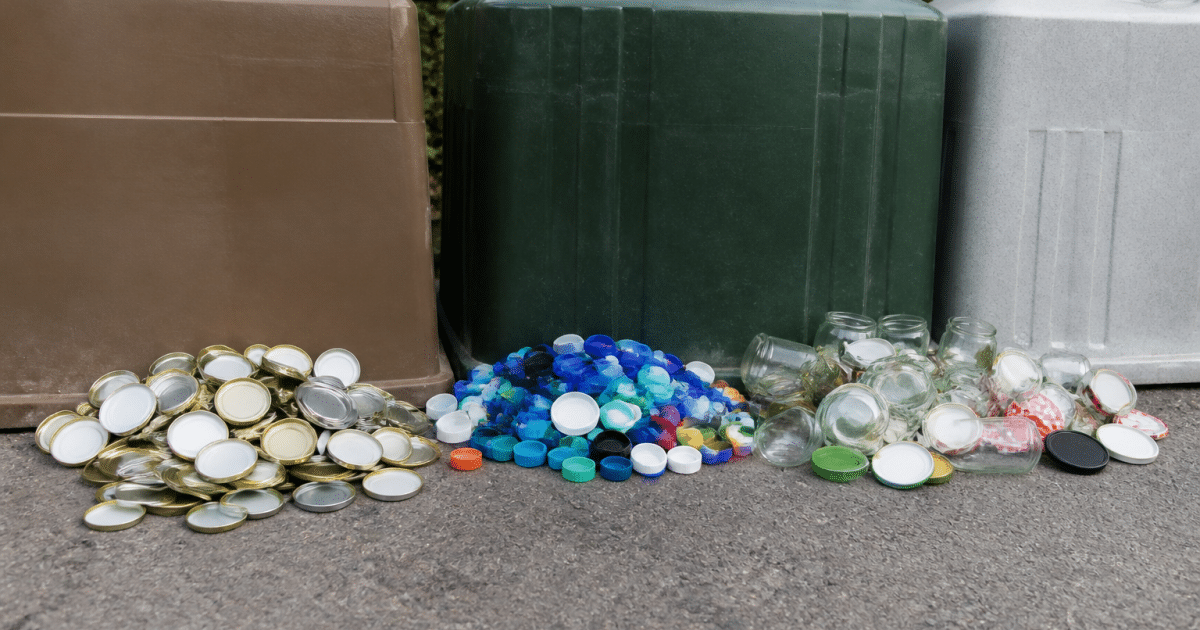 Couvercles metalliques plastique verre disposes devant conteneurs recyclage