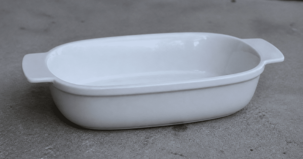 Cuvette porcelaine blanche posee horizontalement sur sol gris