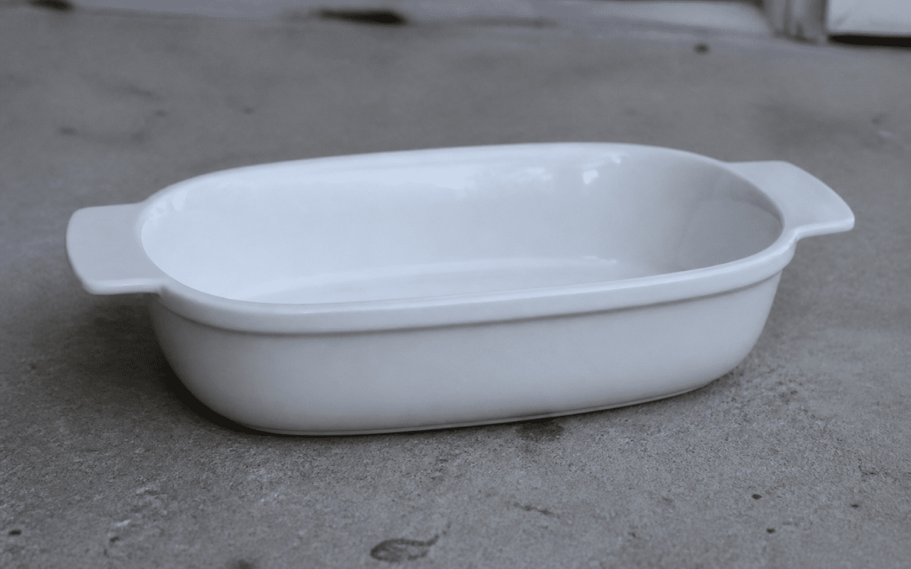 Cuvette porcelaine blanche posee horizontalement sur sol gris