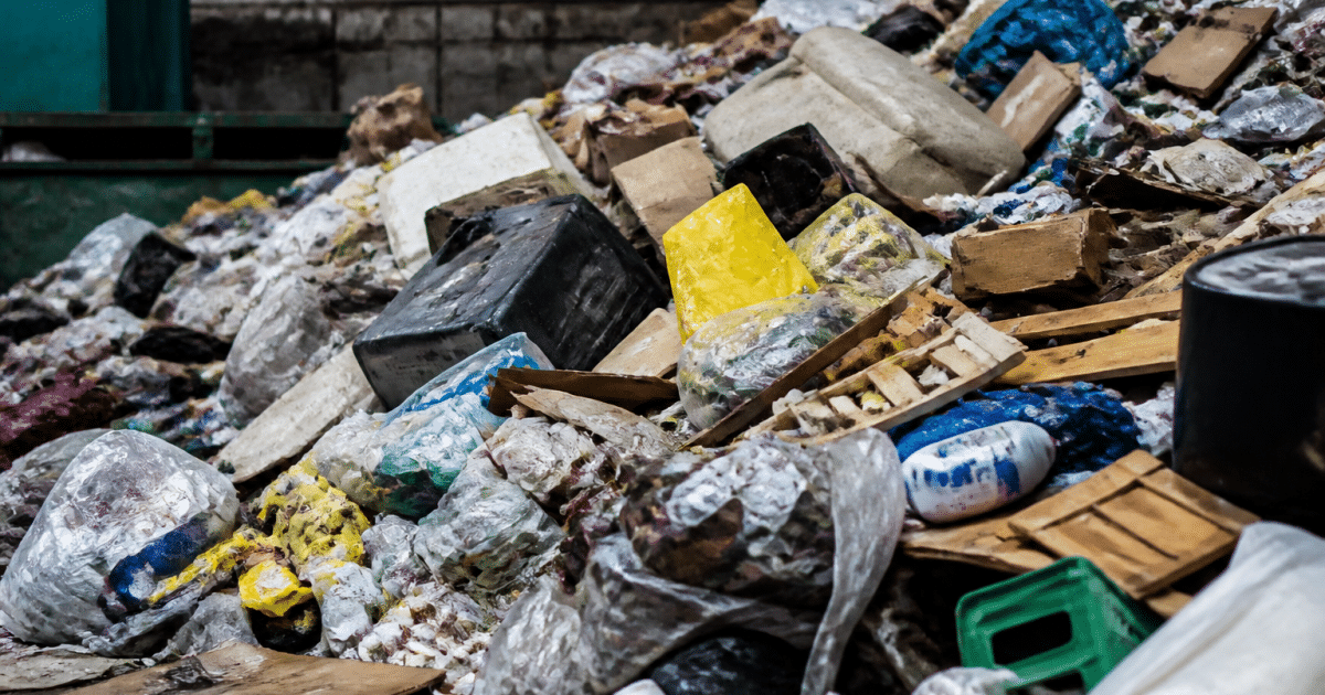 Tas de dechets heteroclites accumules dans centre collecte