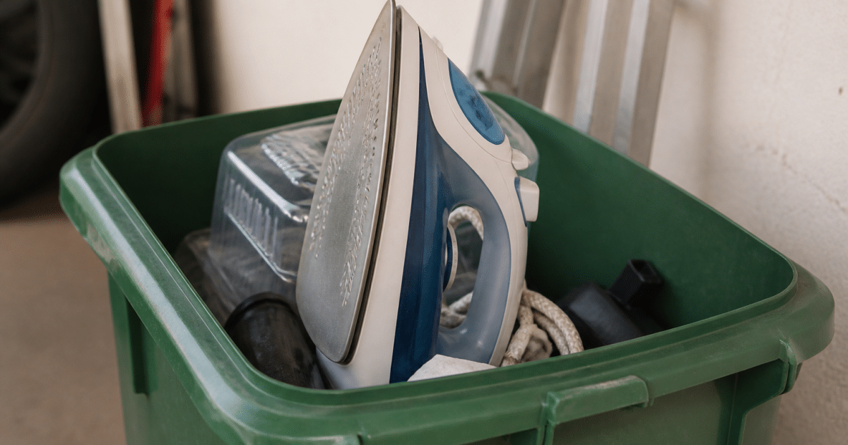 Fer a repasser pose verticalement dans bac recyclage