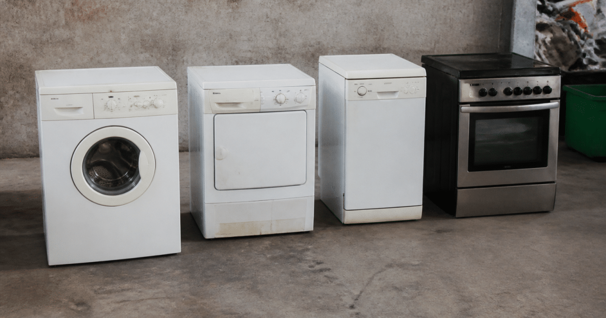 Four electromenager pose sur sol beton centre recyclage