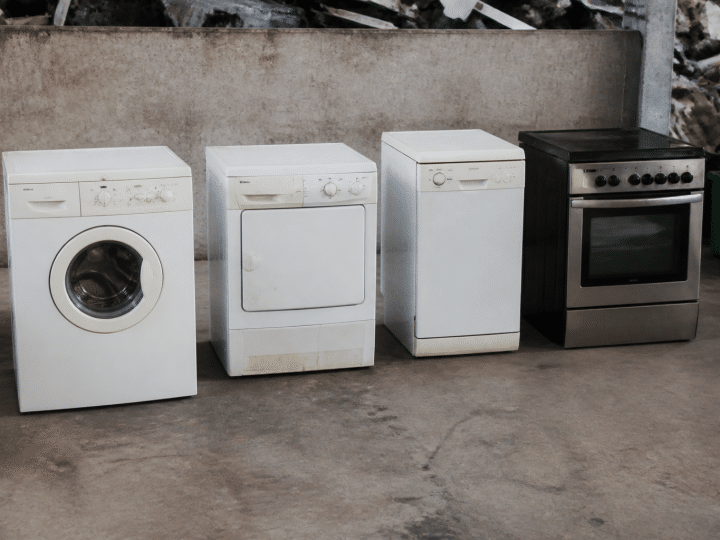 Four electromenager pose sur sol beton centre recyclage