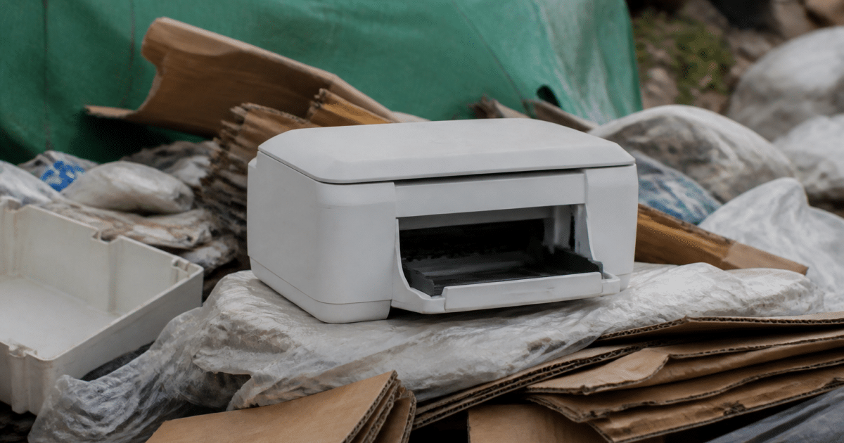 Imprimante posee sur tas de dechets recycler