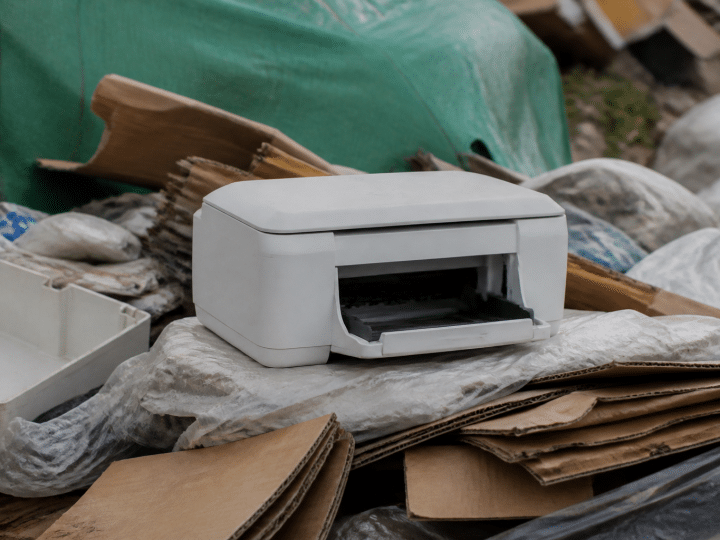 Imprimante posee sur tas de dechets recycler