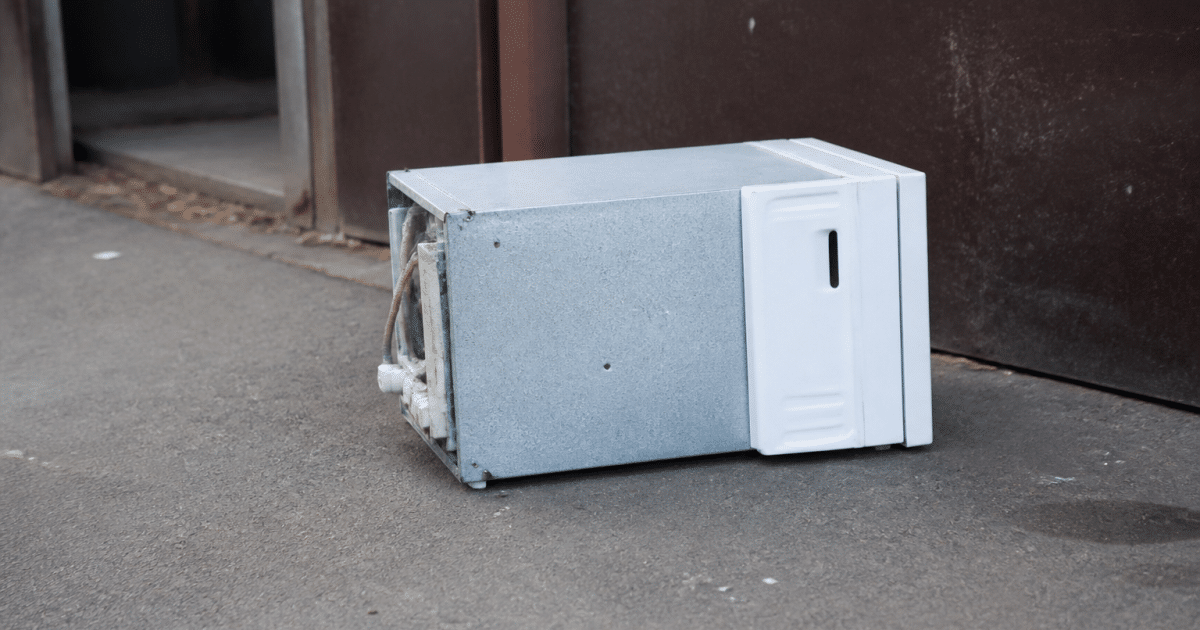 Lave-vaisselle renverse sur le cote devant centre recyclage