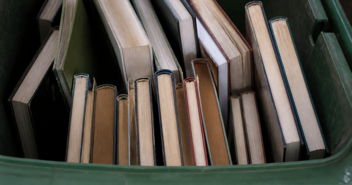 Rangees de livres empiles verticalement dans conteneur recyclage