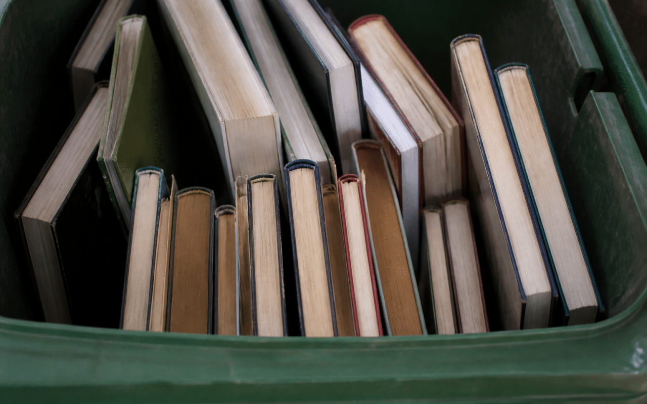 Rangees de livres empiles verticalement dans conteneur recyclage