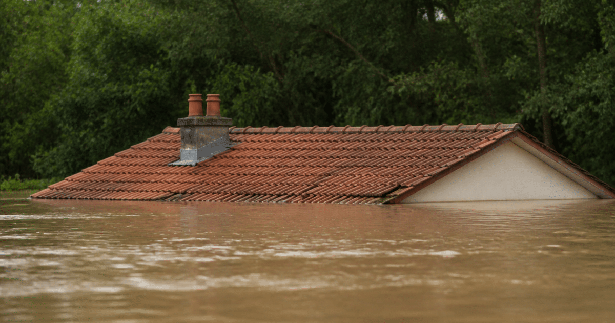 Maison inondee submergee par eaux montantes jusqu'au toit