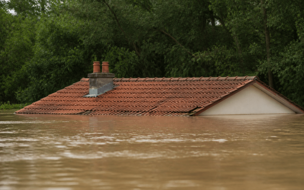 Maison inondee submergee par eaux montantes jusqu'au toit