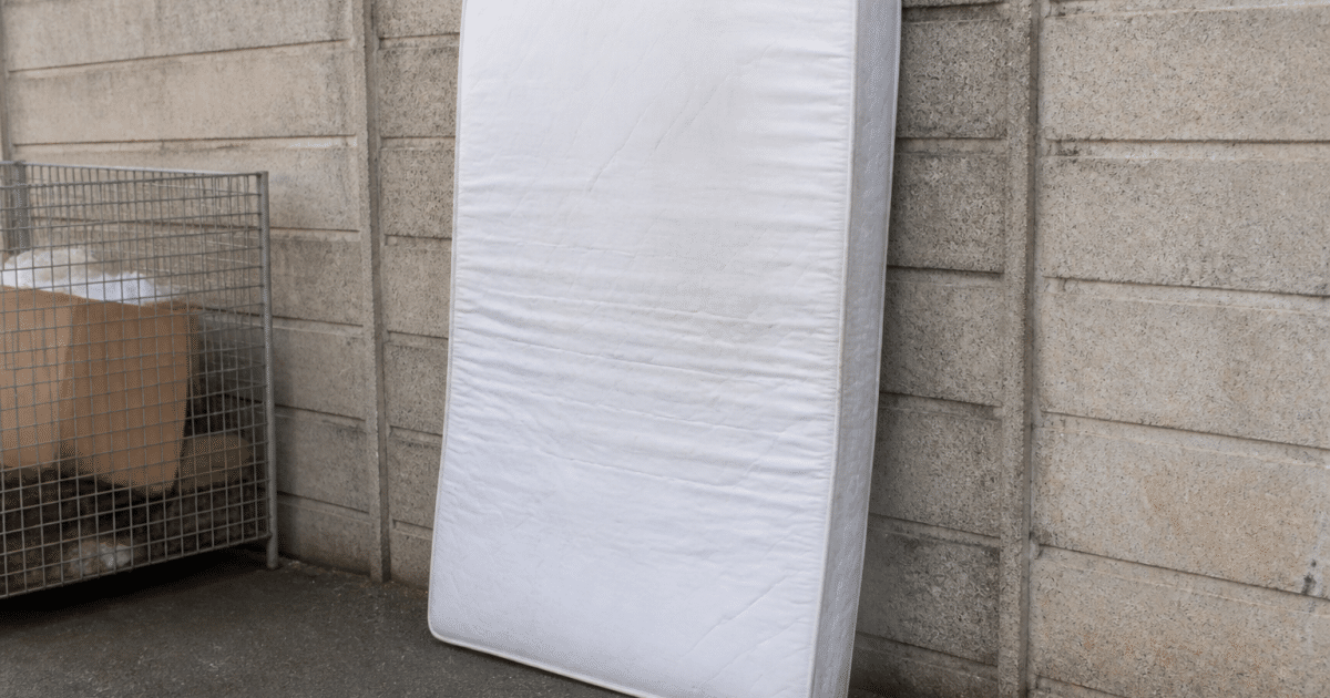 Matelas pose verticalement contre mur centre recyclage