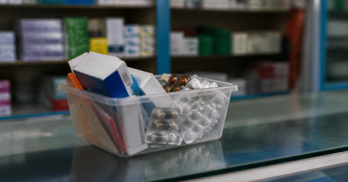 Boite medicaments usages posee sur comptoir pharmacie