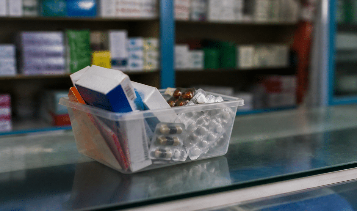 Boite medicaments usages posee sur comptoir pharmacie