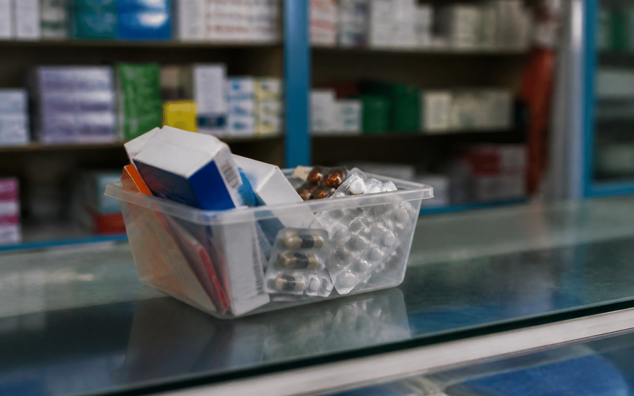 Boite medicaments usages posee sur comptoir pharmacie