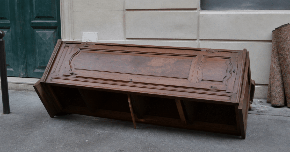 Grand meuble en bois couche sur le sol avant enlvement