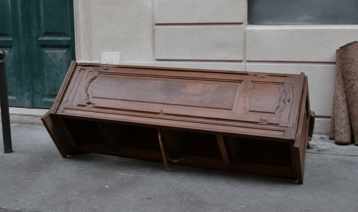Grand meuble en bois couche sur le sol avant enlvement