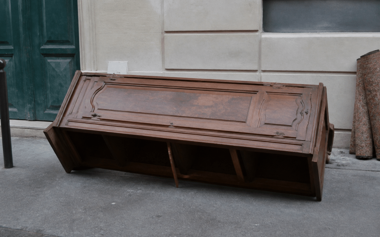 Grand meuble en bois couche sur le sol avant enlvement