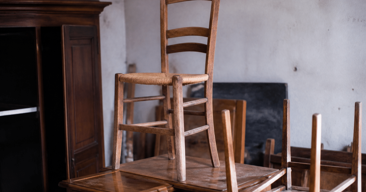Vieille chaise en bois posee sur pile de meubles restaures