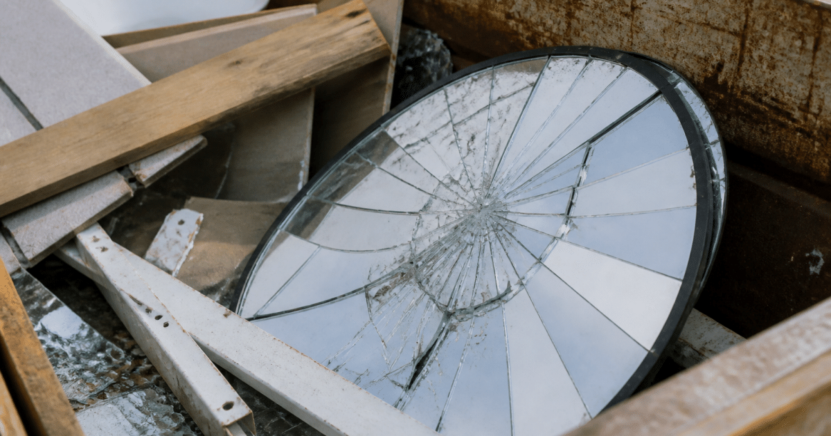 Miroir casse jete dans benne recyclage dechets encombrants