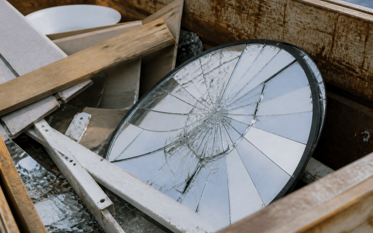 Miroir casse jete dans benne recyclage dechets encombrants